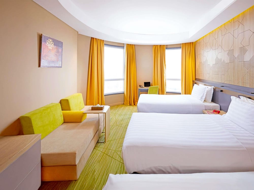 Habitación Triple Estándar con 3 camas individuales del hotel Ibis Styles Makkah. Foto 6
