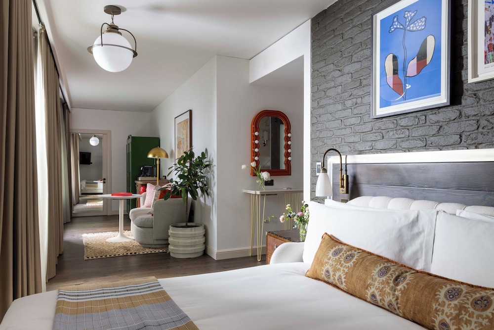 Suite junior, varias camas del hotel Virgin Hotels London - Shoreditch