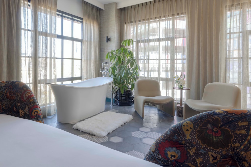Suite, varias camas del hotel Virgin Hotels London - Shoreditch
