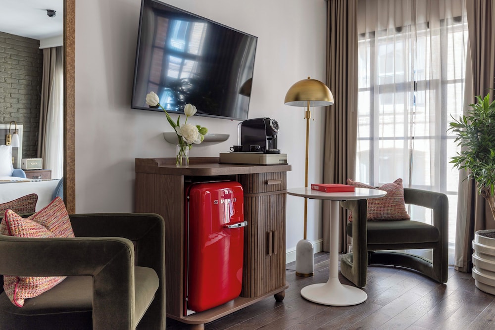 Suite junior (Grand Chamber) del hotel Virgin Hotels London - Shoreditch. Foto 3