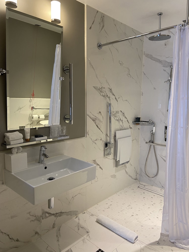Suite junior, accesible para personas con discapacidad (Grand Chamber) del hotel Virgin Hotels London - Shoreditch. Foto 5