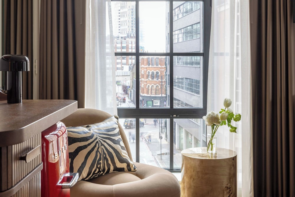 Suite junior, accesible para personas con discapacidad (Grand Chamber) del hotel Virgin Hotels London - Shoreditch. Foto 7