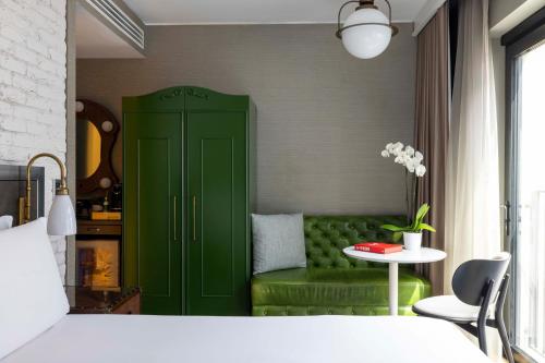 Habitación adaptada para personas con movilidad reducida - 1 cama extragrande del hotel Virgin Hotels London - Shoreditch. Foto 2