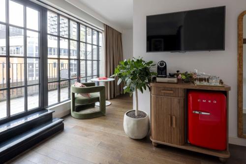 Habitación Superior con cama grande y terraza del hotel Virgin Hotels London - Shoreditch. Foto 6
