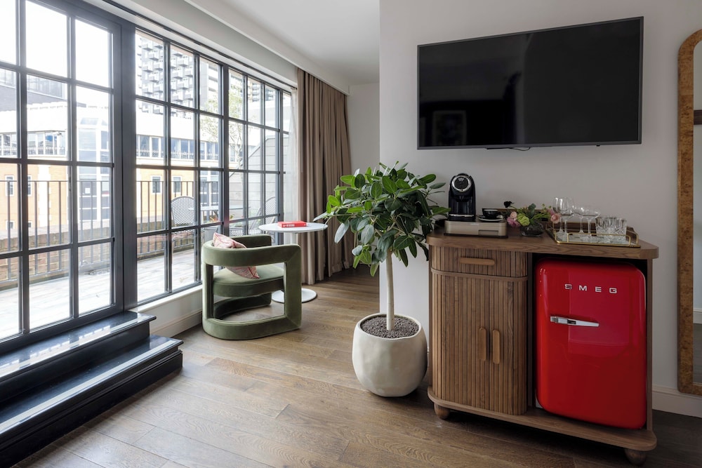 Habitación Grand, 1 cama de matrimonio, terraza (Grand Chamber) del hotel Virgin Hotels London - Shoreditch. Foto 1