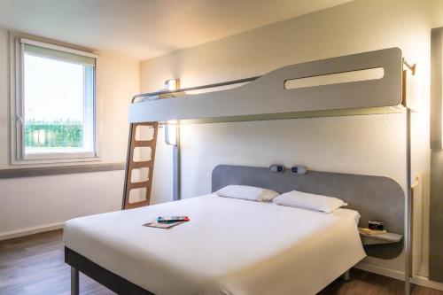 Habitación Triple del hotel ibis budget Roissy CDG Paris Nord 2. Foto 6