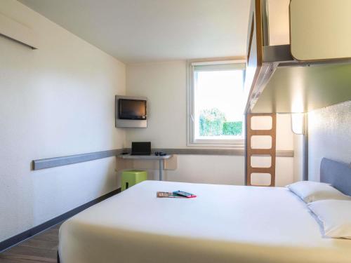 Habitación Triple del hotel ibis budget Roissy CDG Paris Nord 2. Foto 9