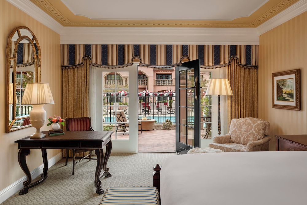 Habitación Signature, 1 cama de matrimonio grande, junto a la piscina del hotel Fairmont Grand Del Mar