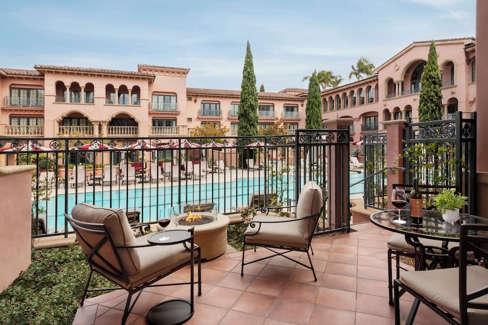 Habitación Signature, 1 cama de matrimonio grande, junto a la piscina del hotel Fairmont Grand Del Mar. Foto 3