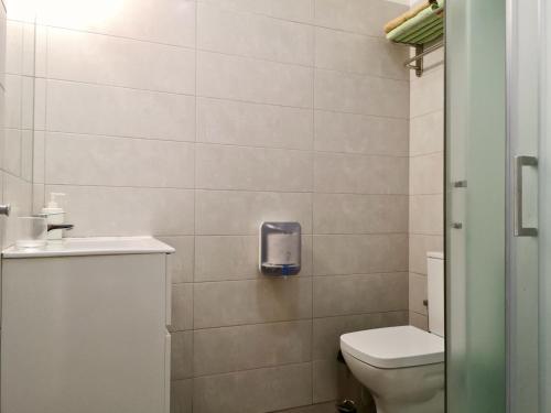 Estudio con bañera de hidromasaje y terraza del hotel The Blue Corner. Foto 12