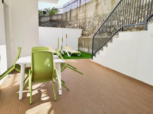 Estudio con bañera de hidromasaje y terraza del hotel The Blue Corner. Foto 19