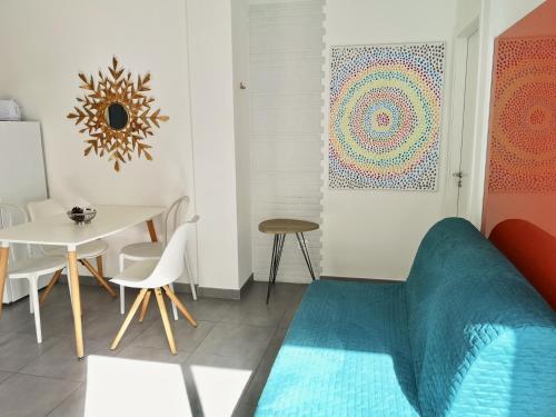 Estudio con bañera de hidromasaje y terraza del hotel The Blue Corner. Foto 20