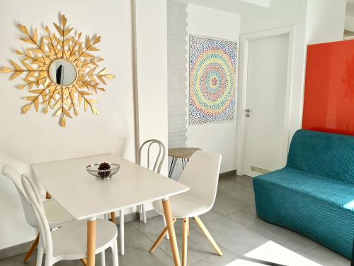 Estudio con bañera de hidromasaje y terraza del hotel The Blue Corner. Foto 25