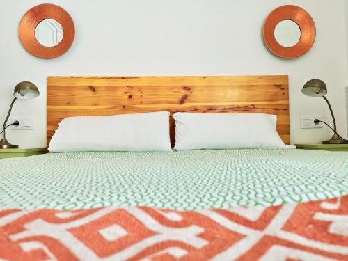 Estudio con bañera de hidromasaje y terraza del hotel The Blue Corner. Foto 9