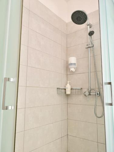 Estudio con bañera de hidromasaje y terraza del hotel The Blue Corner. Foto 10