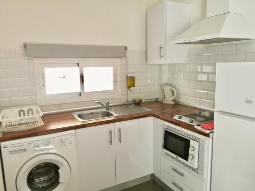 Estudio con bañera de hidromasaje y terraza del hotel The Blue Corner. Foto 16