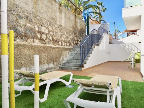 Estudio con bañera de hidromasaje y terraza del hotel The Blue Corner. Foto 24