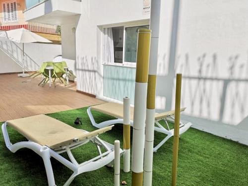 Estudio con bañera de hidromasaje y terraza del hotel The Blue Corner. Foto 30