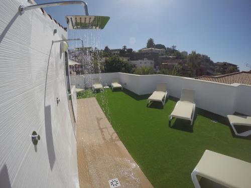 Estudio con bañera de hidromasaje y terraza del hotel The Blue Corner. Foto 38