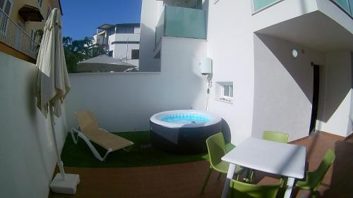 Estudio con bañera de hidromasaje y terraza del hotel The Blue Corner. Foto 1