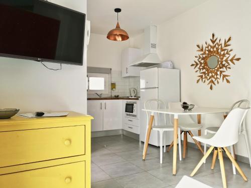 Estudio con bañera de hidromasaje y terraza del hotel The Blue Corner. Foto 8