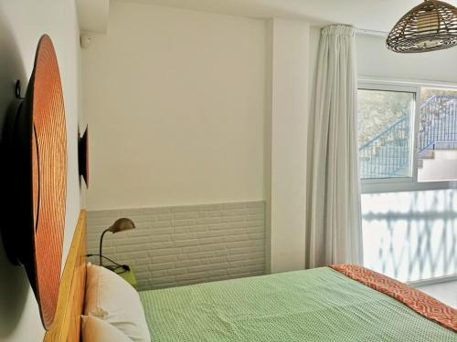 Estudio con bañera de hidromasaje y terraza del hotel The Blue Corner. Foto 11