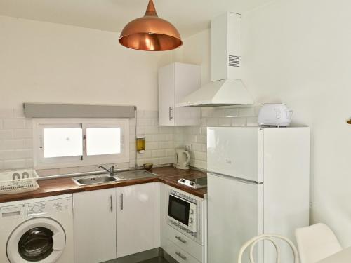 Estudio con bañera de hidromasaje y terraza del hotel The Blue Corner. Foto 13