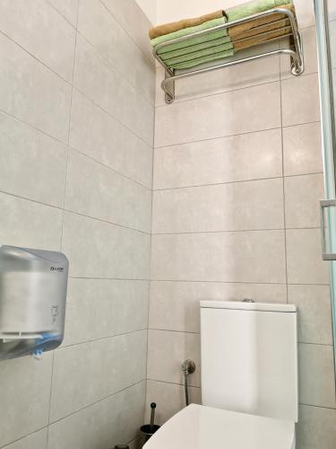 Estudio con bañera de hidromasaje y terraza del hotel The Blue Corner. Foto 14