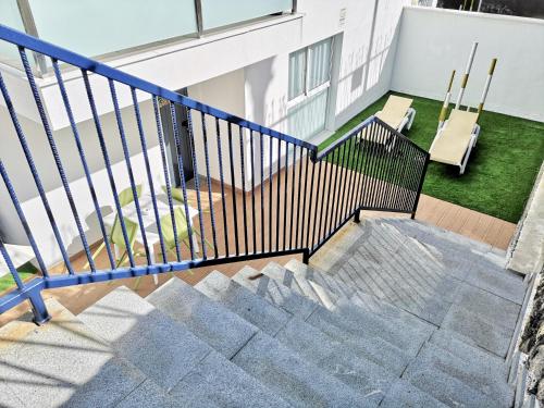 Estudio con bañera de hidromasaje y terraza del hotel The Blue Corner. Foto 15