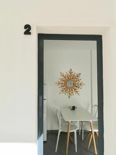 Estudio con bañera de hidromasaje y terraza del hotel The Blue Corner. Foto 17