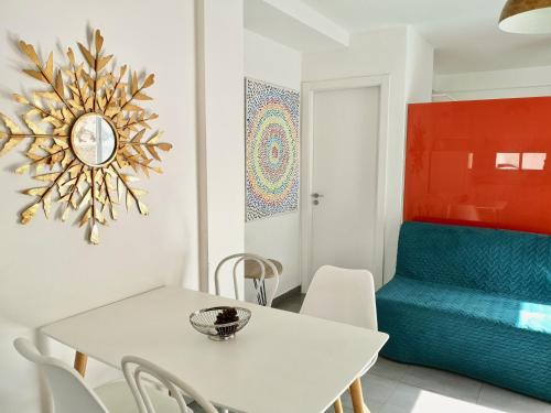 Estudio con bañera de hidromasaje y terraza del hotel The Blue Corner. Foto 18