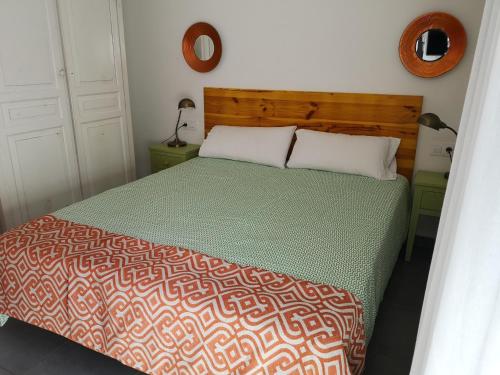 Estudio con bañera de hidromasaje y terraza del hotel The Blue Corner. Foto 22