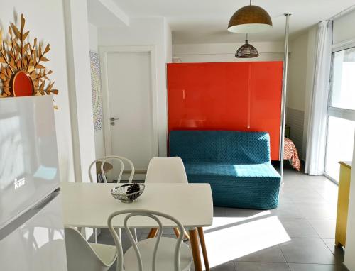 Estudio con bañera de hidromasaje y terraza del hotel The Blue Corner. Foto 26