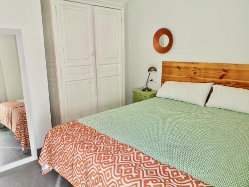 Estudio con bañera de hidromasaje y terraza del hotel The Blue Corner. Foto 27