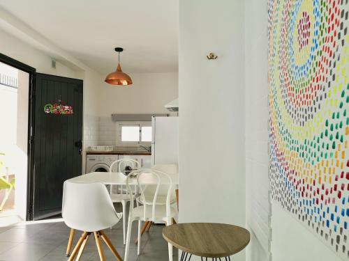 Estudio con bañera de hidromasaje y terraza del hotel The Blue Corner. Foto 28