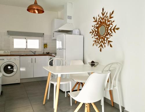 Estudio con bañera de hidromasaje y terraza del hotel The Blue Corner. Foto 29