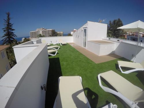 Estudio con bañera de hidromasaje y terraza del hotel The Blue Corner. Foto 37