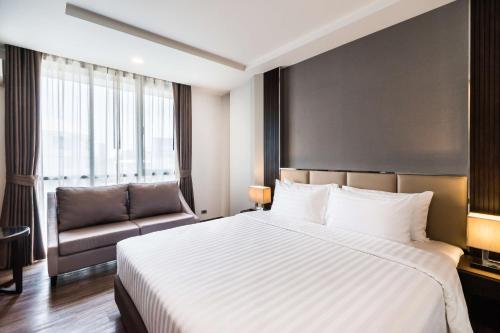 Habitación Superior con cama extragrande del hotel Surestay Plus By Best Western Sukhumvit 2. Foto 2