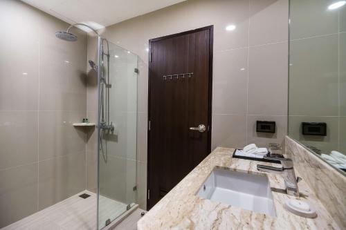 Habitación Superior con cama extragrande del hotel Surestay Plus By Best Western Sukhumvit 2. Foto 3