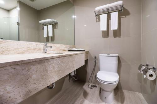 Habitación Superior con cama extragrande del hotel Surestay Plus By Best Western Sukhumvit 2. Foto 4
