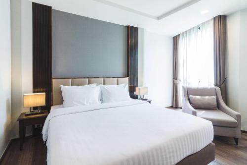 Habitación Superior con cama extragrande del hotel Surestay Plus By Best Western Sukhumvit 2. Foto 5