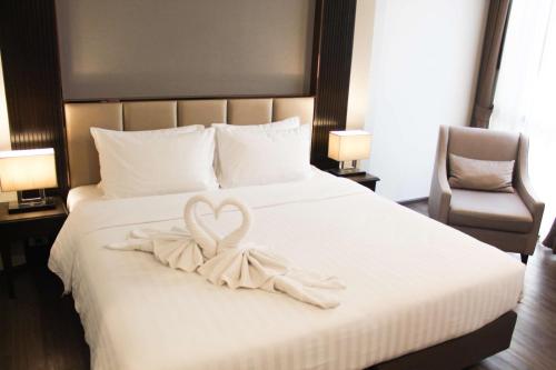 Habitación Deluxe con cama extragrande del hotel Surestay Plus By Best Western Sukhumvit 2. Foto 1