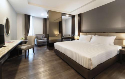 Habitación Deluxe con cama extragrande del hotel Surestay Plus By Best Western Sukhumvit 2. Foto 2
