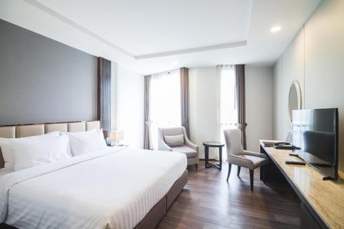 Habitación Deluxe con cama extragrande del hotel Surestay Plus By Best Western Sukhumvit 2. Foto 5