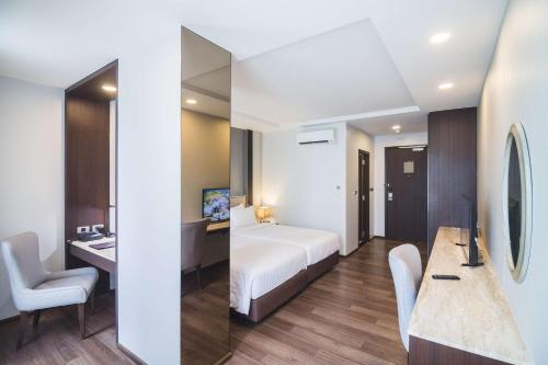 Habitación Doble Deluxe - 2 camas del hotel Surestay Plus By Best Western Sukhumvit 2. Foto 2