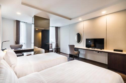 Habitación Doble Deluxe - 2 camas del hotel Surestay Plus By Best Western Sukhumvit 2. Foto 5