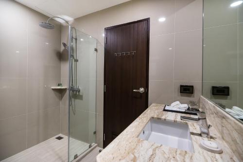 Habitación Doble Deluxe - 2 camas del hotel Surestay Plus By Best Western Sukhumvit 2. Foto 6