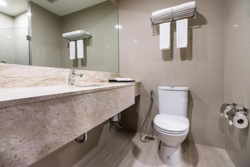 Habitación Doble Deluxe - 2 camas del hotel Surestay Plus By Best Western Sukhumvit 2. Foto 7