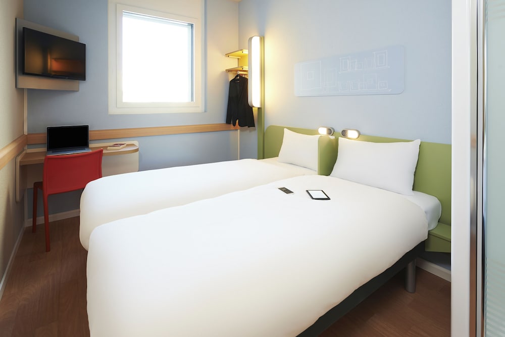 Habitación doble con dos camas individuales de 80x200 cm del hotel Ibis Budget Basel City