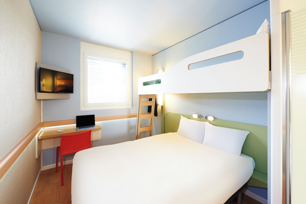 Habitación triple con cama doble 150x200 cm y litera 80x200 cm del hotel Ibis Budget Basel City